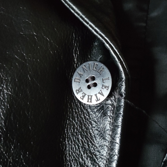 Danier leather medium trenchcoat - Picture 6 of 7